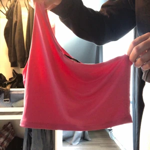 Neonrosa bikbok topp - Jättefin neonrosa one-shoulder topp! I bikinimaterial typ, har inte använt den mer än 2 gånger 💞💘💝💖