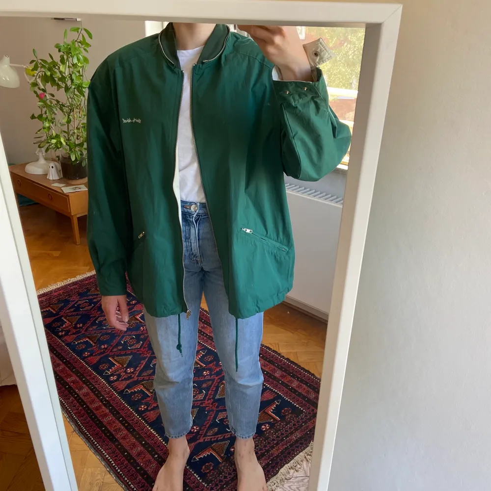 Grön jacka. Storlek medium ”Herr”, så ganska oversized för mig som vanligtvis har medium. . Ganska tunn men ändå hyfsat bra skydd för vind. Perfekt för vår och sommar! Använd få gånger, som i nyskick. . Jackor.