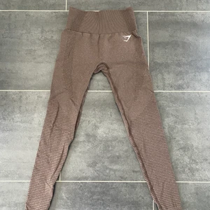 gymshark seamless thights  - gymshark vital seamless 2.0, kall brun färg, väldigt bra skick inte använda mycket, inga dieffekter❤️ pris inkl frakt 
