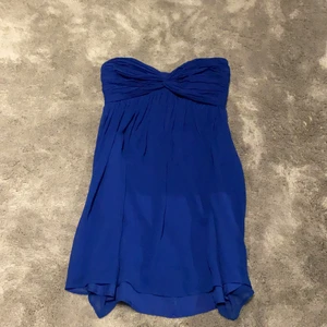 Klänning - INTRESSEKOLL!!! Nly trend klänning slutsåld i storlek 36 mörkblå och perfekt till sommaren😍 Är ej säker ännu om jag vill sälja, endast vid ett bra pris! Nypris 349kr och vill inte sälja för under 200kr