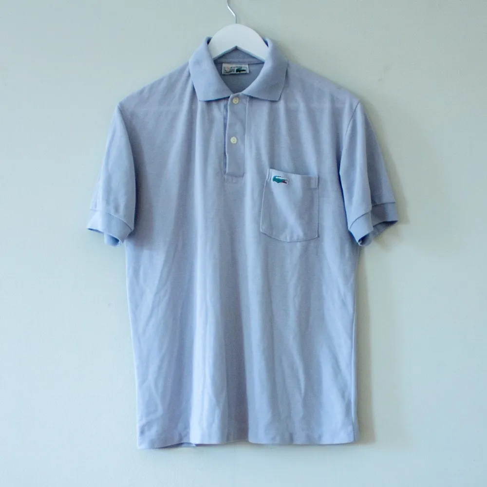Lacoste-tshirt, stl 8, 52 cm mätt rakt över med plagget liggandes. T-shirts.