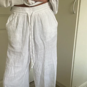 Vita linnebyxor  - Tänkte sälja dessa helt nya linnebyxor från ginatricot i modellen disa som är slutsålda. Aldrig använda utan endast tvättade. De är väldigt populära och slutsålda. Säljer för 300 + frakt❤️