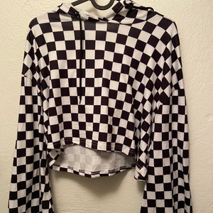 Tunn shein hoodie - Tunn croppad hoodie med luva, köpt på shein i stl XL men kan även användas som oversized. Vid leverans tillkommer frakt kostnad.