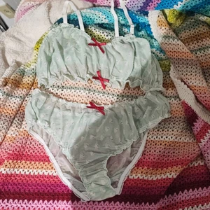 Sheer underkläder med kaniner - Helt oanvänt set. Sheer material med kaniner och röda rosetter. Räfflade kanter. Supersöt!!