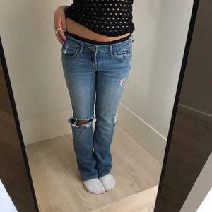 Lågmidjade jeans med hål - DIREKT PRIS 500kr🙌 Balla, lågmidjade jeans med hål. Aldrig använd, alltså i nyskick. Jag är 162, byxorna har W28 & L33. Innerbenslängden är ca 75 cm. Frakt tillkommer på 66kr, kontakta mig gärna vid frågor💕