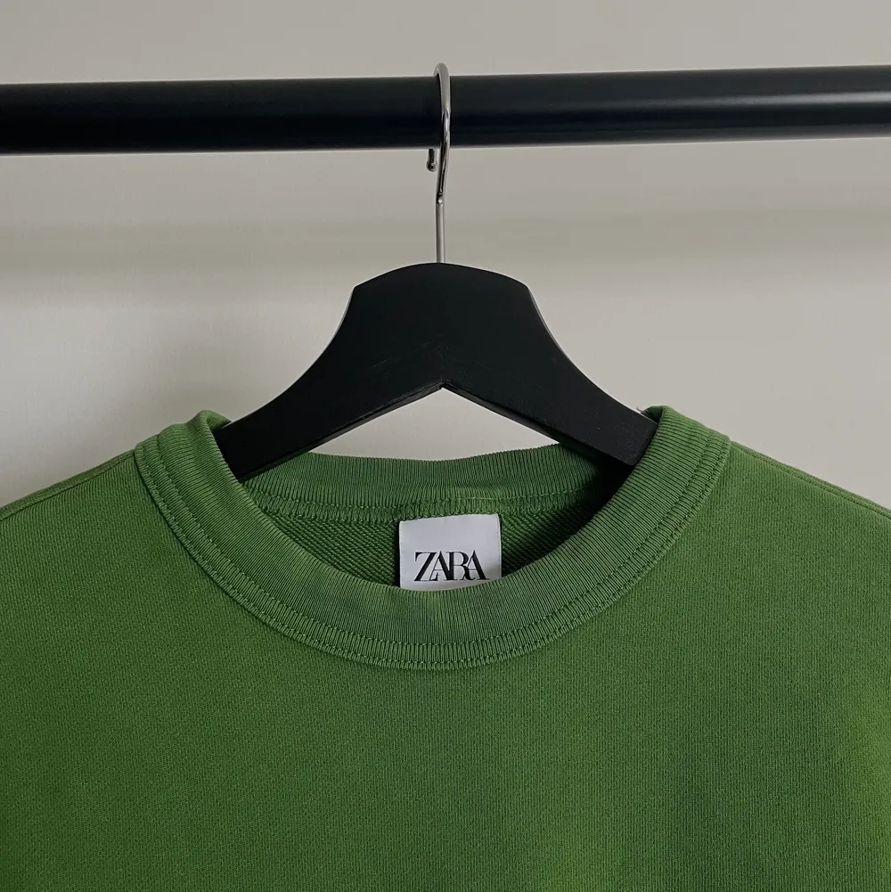 Snygg grön sweatshirt från Zara i mäns storlek M. I mycket fint skick och skön till sommaren. . Hoodies.