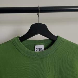 Snygg grön sweatshirt från Zara i mäns storlek M. I mycket fint skick och skön till sommaren. 