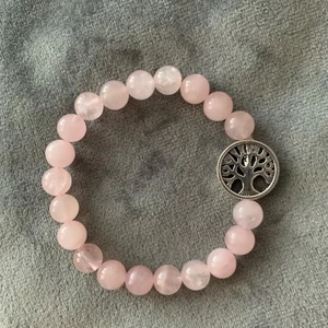 Armband i Rosenkvarts  - Vackert armband gjort i Rosenkvarts med charm. 