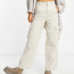 Cargopants - Säljer dessa cargopants från stradivarius då dom satt väldigt konstigt på mig och var på gränsen till för små. Dom är aldrig använda endast testade.