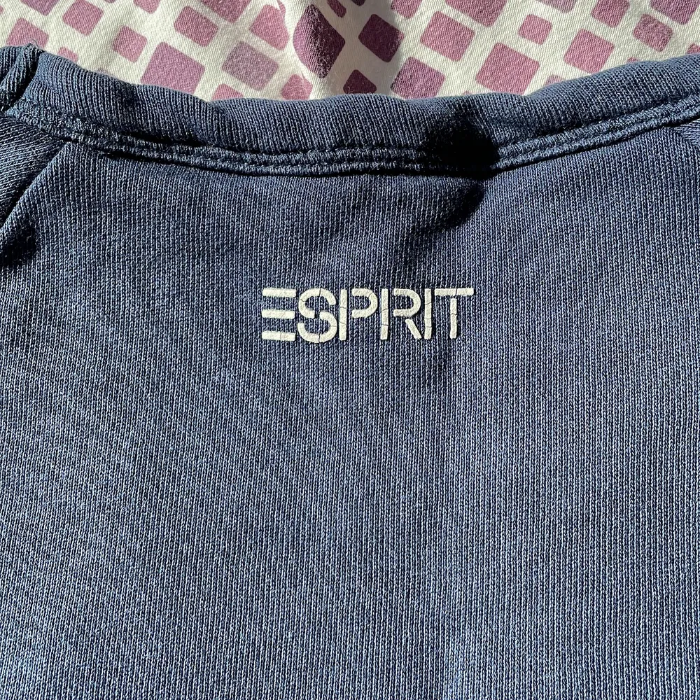Marinblå t-shirt från Esprit med färgglad logga på bröstet. Liten vit logga i nacken. Storlek M. Måttligt använd. T-shirts.