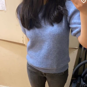 Tröja - Säljer en jätte fin ljusblå tröja som är i nyskick men som tyvärr inte kommit till användning. Skriv privat för fler bilder💕Paasar påde S-M💗 köparen står för frakten. !BUDA!🥳🥳