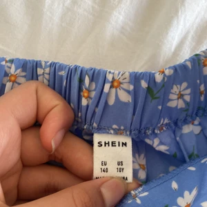 Två kjolar  - Två super fina kjolar ifrån shein jätte bra och sköna bit och svart bara för 100kr ena är xs och andra är 140 om du vill så kan du köpa separat❤️