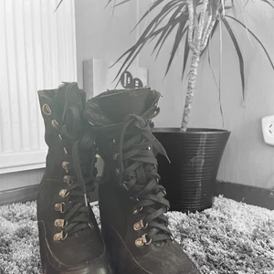 HIGH HEELS BOOTS! - This boots is 10cm height and the size is 38. It's good as new just need to clean. And just used twice