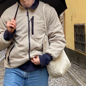 Jack från Kappa - Beige jacka från Kappa! Går att vända ut och in för att göra svart. Bra skick! Köpare står för frakt :).