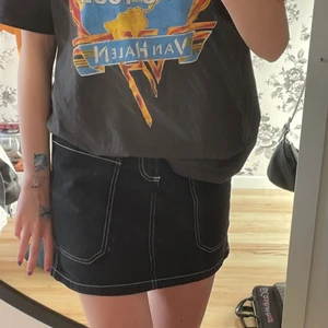 Jeans kjol - Jeanskjol som köptes på stradivarius 2019💕fint skicka och passar storlek xs💕