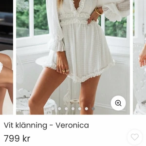 Studentklänning - Säljer denna sjukt fina klänning ifrån Dennis maglick! Helt ny o lappen e kvar. Hade tänkt ha den till studenten men hittade en annan, storlek xs köpte den för 799 o säljer den för 500💞💞