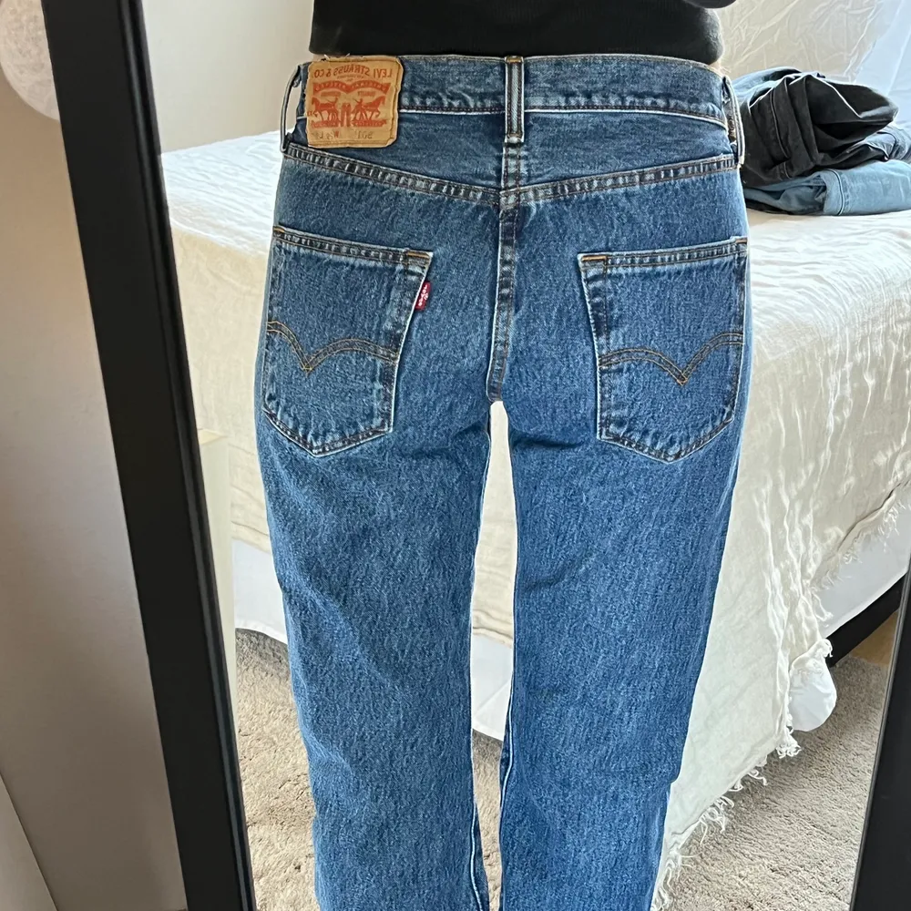 Säljs igen! Sjukt snygga vintage lågmidjade från Levis🤍 Jag har oftast storlek S i jeans och är ca 170cm🤍 . Jeans & Byxor.