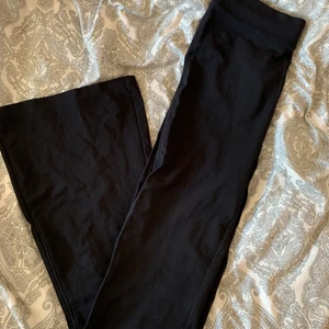 Utsvängda byxor från bik bok - Utsvängda tights från bik bok, säljer på grund av att dom inte kommer till användning. Använda fåtal gånger och är i fint skick. (Hund finns i hemmet)💕