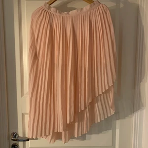 Kjol Zara - Fin kjol från Zara som går upp på ena sidan, har underkjol, se bild 2, superfin rosa färg! Är absolut öppen för prisförslag, kan mötas upp i Stockholm och det är bara att skriva för fler bilder!