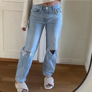 Jeans hål - Raka ljusblå jeans med hål på knäna från ginatricot. Köpta 2020 men knappt använda, i bra skick 
