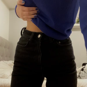 Högmidjade jeans  - Jeans den Weekday i modellen Rowe. Endast använda ett fåtal gånger. I mycket bra skick. Jag är 167 cm💗