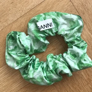 Ganni schrunchie  - Superfin Ganni schrunchie i bomull. 