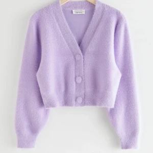 &otherstories lila kofta  - Säljer denna superfina kofta från &otherstories då den inte passar mig längre. Knappt använd och köpt för 699kr. Priset kan alltid diskuteras! Storlek XS. 