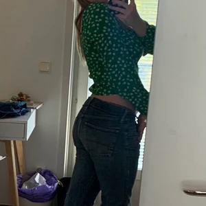 Blus - Jättefin grön långärmad blus från hm med vita blommor på