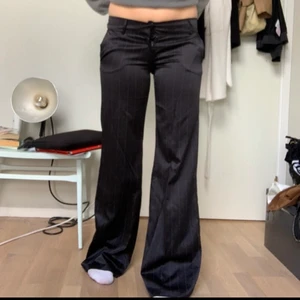 Lågmidjade kostymbyxor - Jätte snygga kostymbyxor med glansigare tyg, köpt på humana, köparen står för frakt eller så möts jag på söder