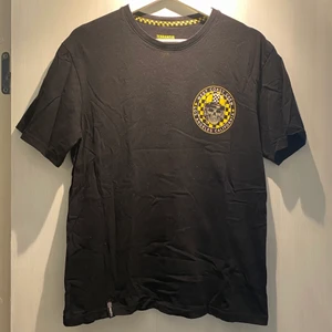 T-shirt med tryck - Svart T-shirt med snyggt tryck, storlek uppskattas passa XS-M 