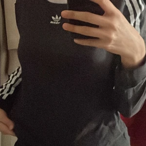 Adidas Origanal tröja  - Adidas tröja, inte för tjock material. Använd men finns inga fläckar osv. Den är storlek L i UK men jag som brukar ha XS/S funkar den liksom😊 Köparen betalar frakt!