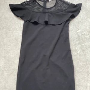 Svart klänning  - Super fin svart tajt klänning som är från Shine som är fladdrig uppe vid bröstkorgen med håll vid axlarna 