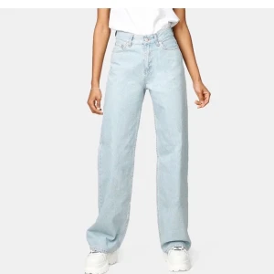 Junkyard jeans  - fina jeans från junkyard, säljer för att dom inte passar mig💗 Kan sitta både midwaist och lite högre upp beroende hur man vill dom ska sitta❤️ Vid snabbt köp kan pris diskuteras❤️ Skriv för egna bilder 