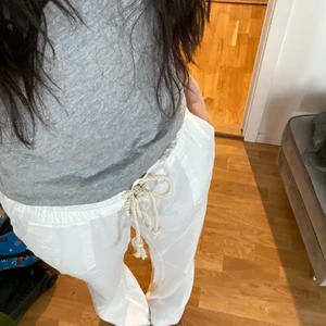 Linnebyxor  - Linnebyxor från Roxy som är för långa för mig, säljer även ett par gröna. Köp direkt för 600+79kr frakt💕