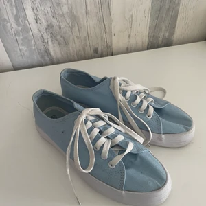 Blå skor - Fin ljusblå färg men kommer inte till användning:) de är i storlek 38 o passar mig som har 37/38 