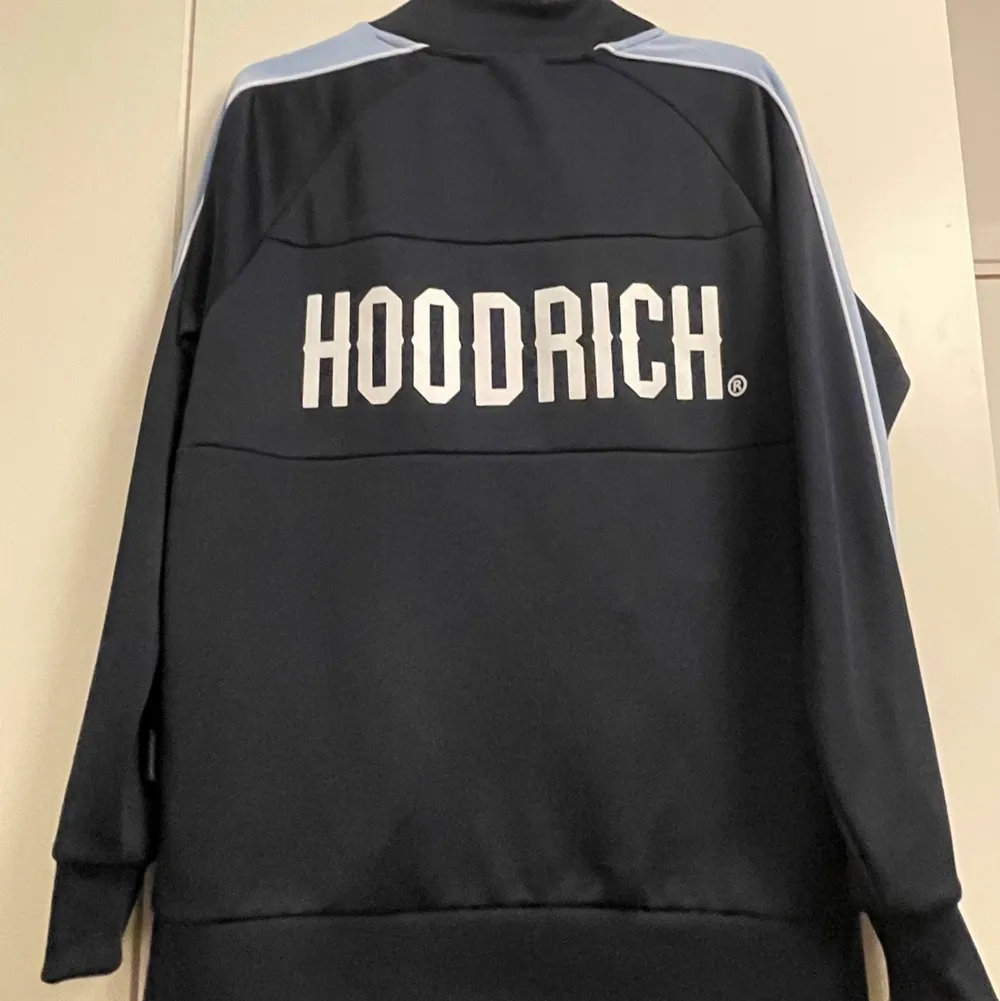 Säljer nu denna as snygga Hoodrich tröja som ej finns kvar att köpa då den är slutsåld överallt. nypriset var 800kr Men! Säljer den endast för 348!!. Tröjor & Koftor.