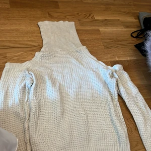 Stickad tröja med polokrage - Öppning vid axlarna, storlek S, stickad