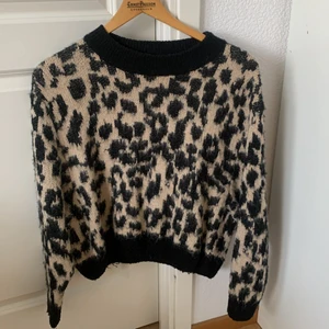 Leo stickad - Stickad tröja ifrån missay använd en gång🐆