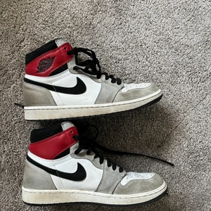 Jordan 1 Smoke grey 42 - Jordan 1 smoke grey storlek 42, ganska använda köpta från Plugmeplease. Har kvar box men tyvärr ej kvitto. För fler bilder är det bara att skriva! Smutsiga men ganksa lätt o tvätta bort det är vad jag vet ingen olja, fettfläckar mm. Därav kan priset diskuteras!