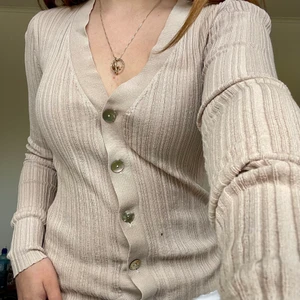 Beige tröja - Jättefin beige tröja från H&M. Har en liten fläck (andra bilden) men som inte är så jättesynlig. Tunn men ej genomskinlig. Väldig stretchig så skulle förmodligen passa större storlekar också. Spårbar frakt ingår i priset ☺️