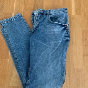Jeans  - Snygga knappat använda jeans. Väldigt bra skick. Köparen står för frakt 