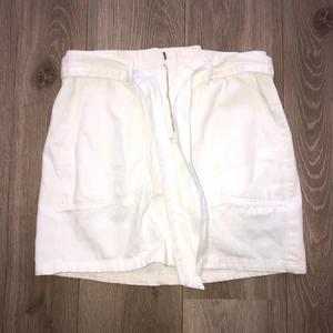 Kjol - Fin kjol i jeans material typ med band man kan knyta från Bik Bok💕 Nyskick, använd en gång. Strl 40💕