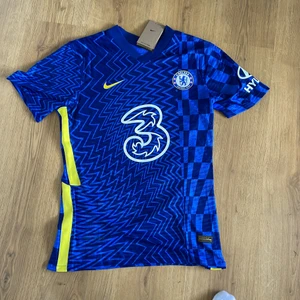 Chelsea matchtröja 2022 storlek L  - Sprillans ny tröja, aldrig använd. Taggar finns kvar. Säljer pga fel storlek