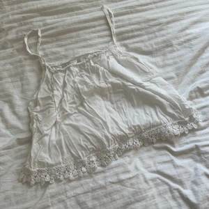 vit topp🤍 - vit sommartopp! Jätteskönt luftigt material🤍 ser lite skrynklig ut på bilden men kan stryka vid köp!