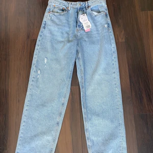 Stradivarius Boyfriend loose jeans  - Super snygga jeans från Stradivarius som aldrig kommit till användning då de är för stora för mig. Dem är i nyskick och storlek 38💗