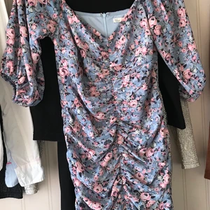 Blommig klänning stl 36 - Längd : ovanför knäskål. Lagom fin urringning