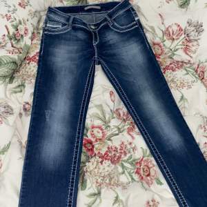 Oanvända jeans med tydliga sömmar. Skinny i modellen. W28 L32. Vid fler frågor är det bara att skriva ☺️