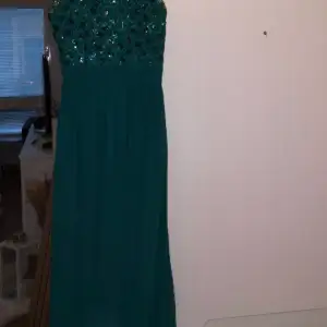 En superfin smaragdgrön Maxi klänning, perfekt att ha till sin bal😍 säljer den då den blivit för liten på mig