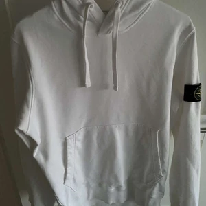 Stone tröja  - Säljer åt min kille , ordinarie pris. 2800kr Vit stone island hoodie i stl. M i nyskick köpt på NK i Göteborg 💞