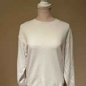 En superfin och basic vit sweatshirt från monki som knappt är använd (använd 1-2 gånger). Lite stor i storleken!! FRAKT TILLKOMMER❗️❗️